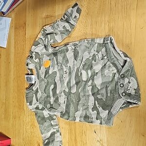 Carhartt 6 month long-sleeved onesie  (B8.11)